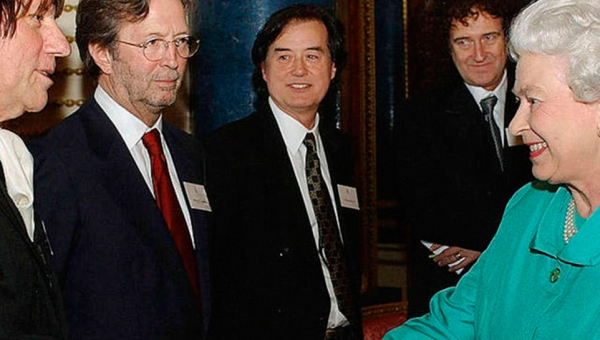Brian May, Eric Clapton y Jimmy Page con la reina Isabel